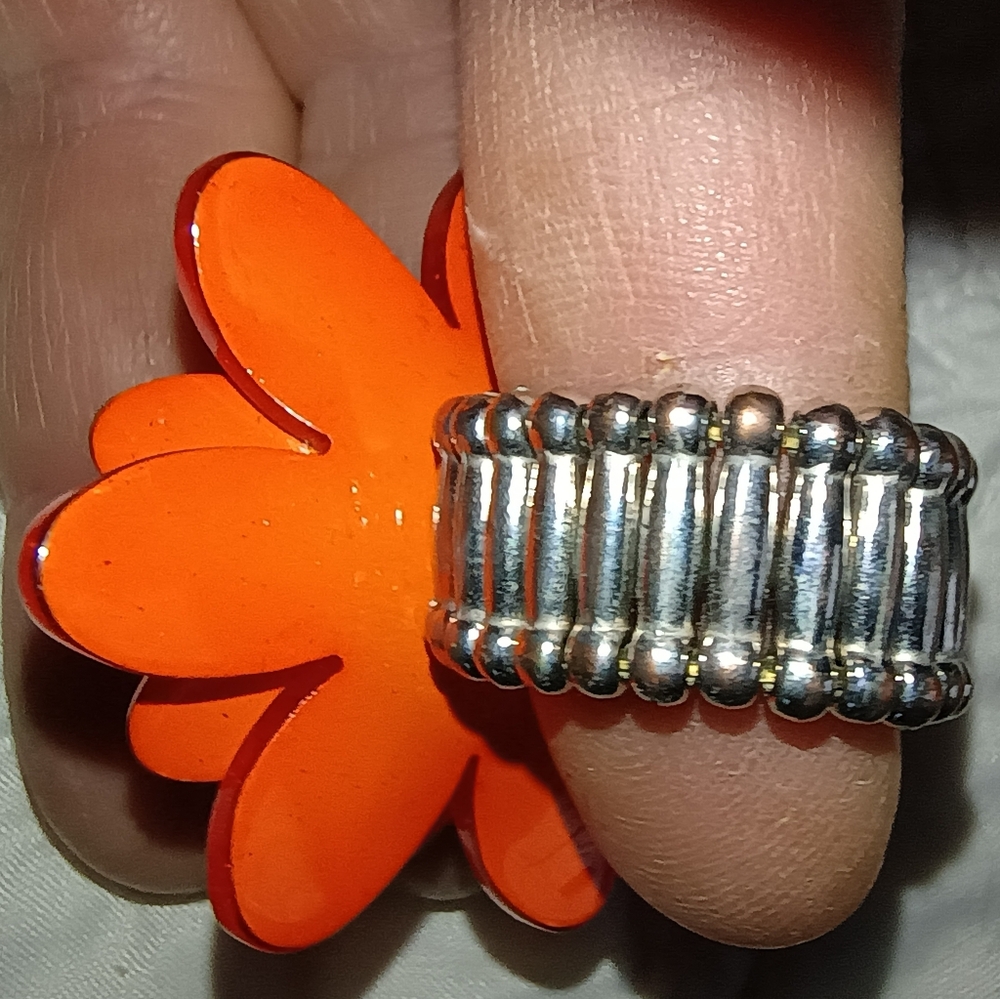 2 Vtg Silver-Tone Rings: *Orange Resin Dahlia & *Red Enamel Poppy Bouquet - Picture 3 of 10